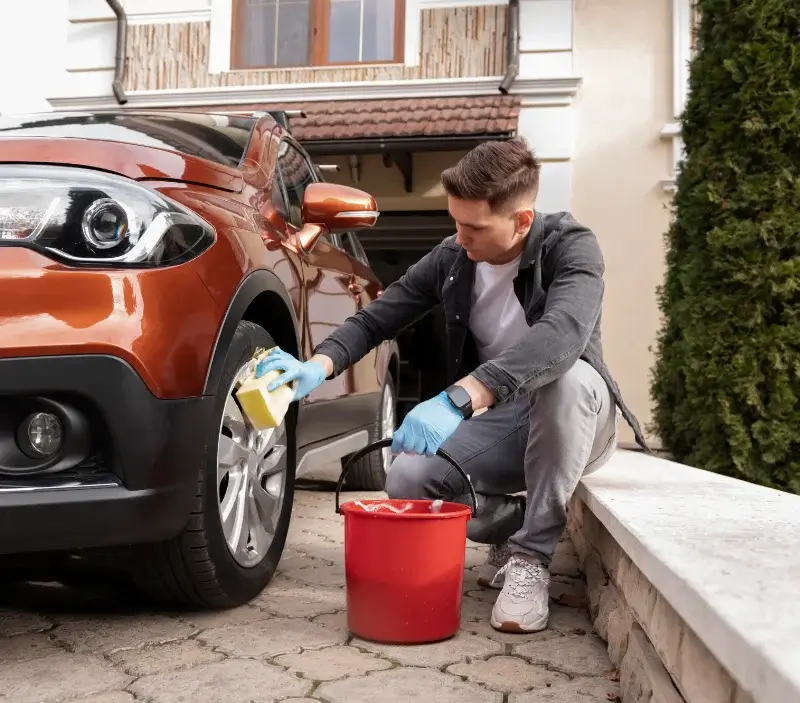 Lavage auto à domicile Le Vaudreuil : professionnel intervenant sur un véhicule
